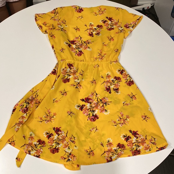 H&M Wrap Dress Model is 160cm - Picture 2 of 3